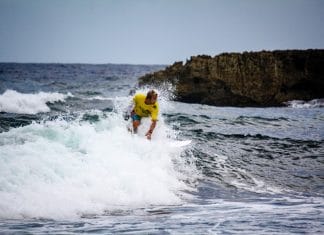 Toerist aan het surfen bij het strand Playa Kanao.