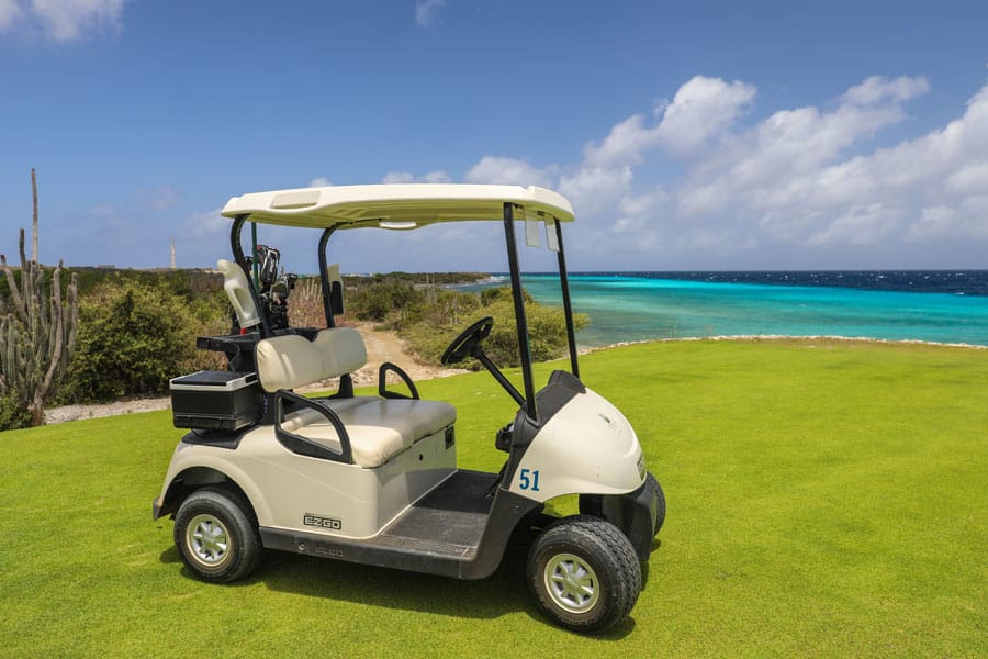 Een golf cart bij de Tafelberg op Curaçao.